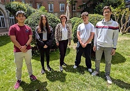 Miguel Noguera, Gracia Gutiérrez, la profesora Mariola Hermosilla, Gonzalo Nodar y Carlos Cocho, en el claustro del colegio San José
