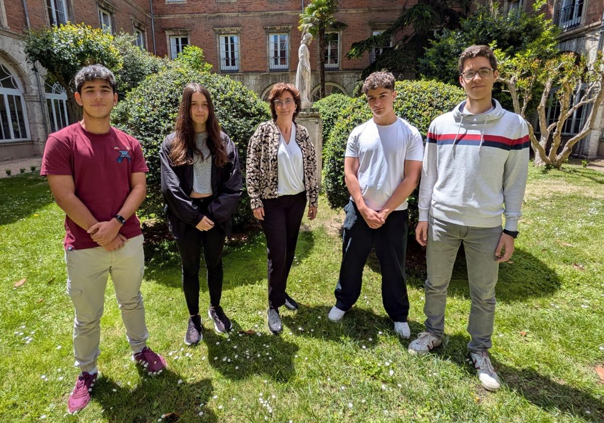Miguel Noguera, Gracia Gutiérrez, la profesora Mariola Hermosilla, Gonzalo Nodar y Carlos Cocho, en el claustro del colegio San José