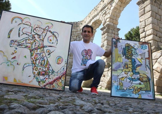José Antonio Tejedor posa con dos de sus obras en Segovia.