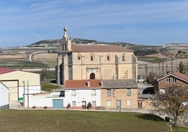 Vista parcial de la localidad en la que destaca la iglesia deSan Sebastián.