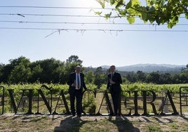 Carlos Moro y Alfonso Rueda durante la inauguración de la bodega.