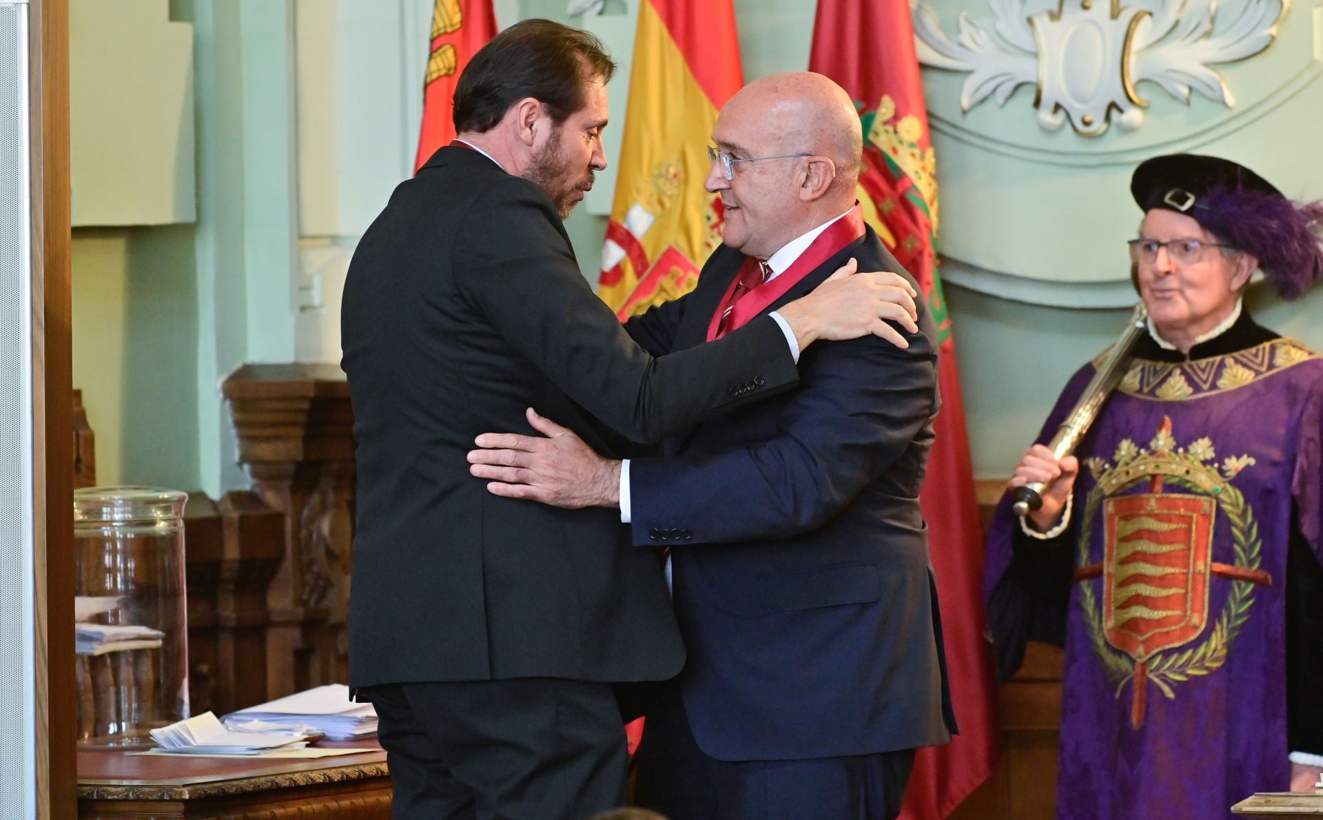 Óscar Puente da el relevo a Jesús Julio Carnero en la Alcaldía de Valladolid en junio de 2023.