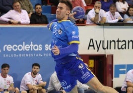 Alejandro Pisonero se eleva para lanzar, en un partido de esta temporada en Huerta del Rey.