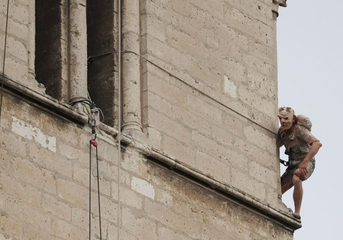 Un momento de la representación de 'Quasimodo y Esmeralda' en la torre de La Antigua.