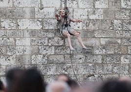 Un integrante de Lézards Bleus se descuelga por la fachada de la Antigua.