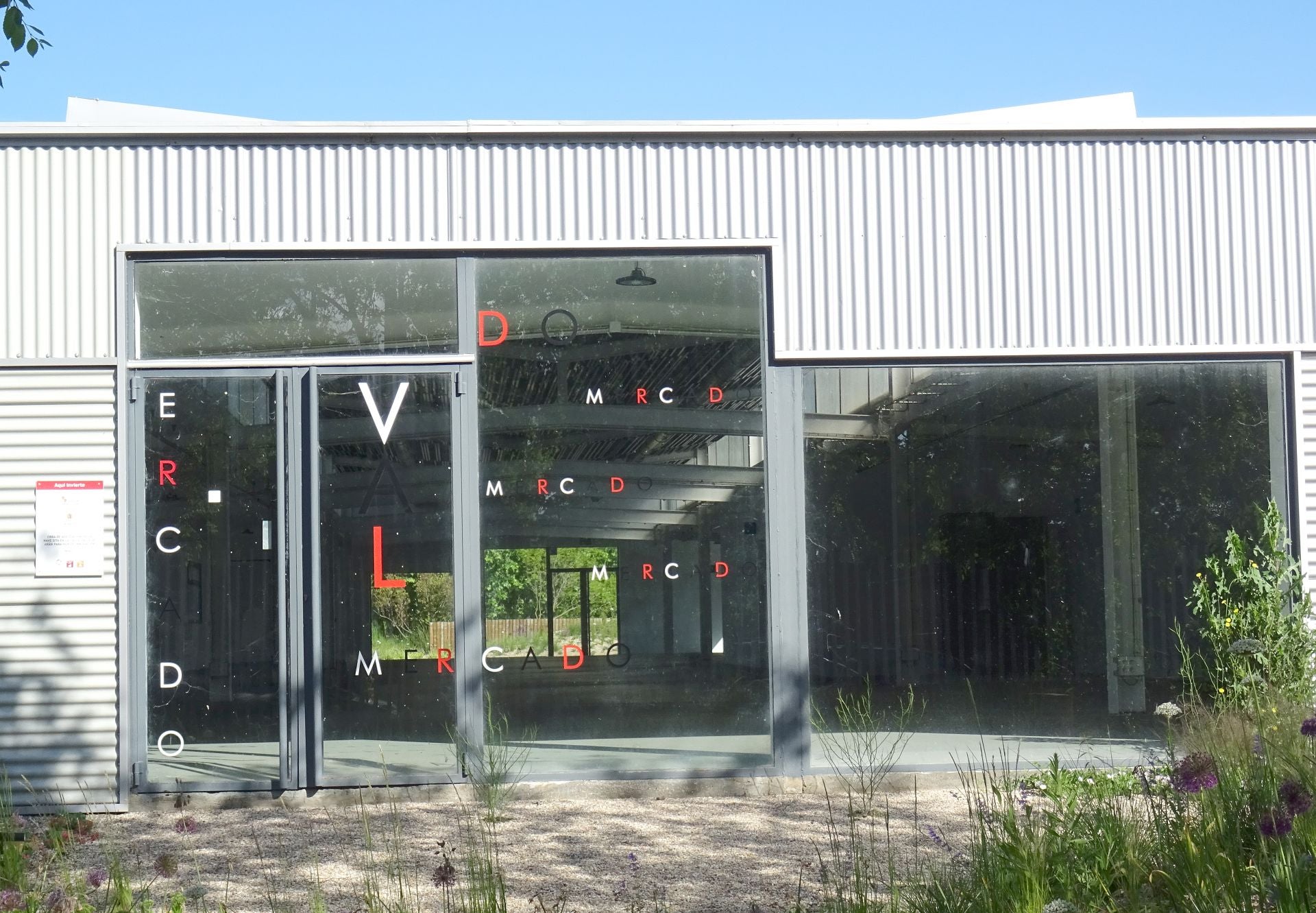 Las imágenes de la nave provisional del mercado del Val instalada en Barrio España