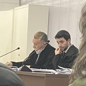 El letrado Marcos García Montes, a la izquierda, durante la vista oral en la Audiencia de Palencia.