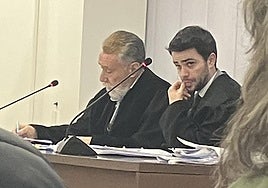 El letrado Marcos García Montes, a la izquierda, durante la vista oral en la Audiencia de Palencia.