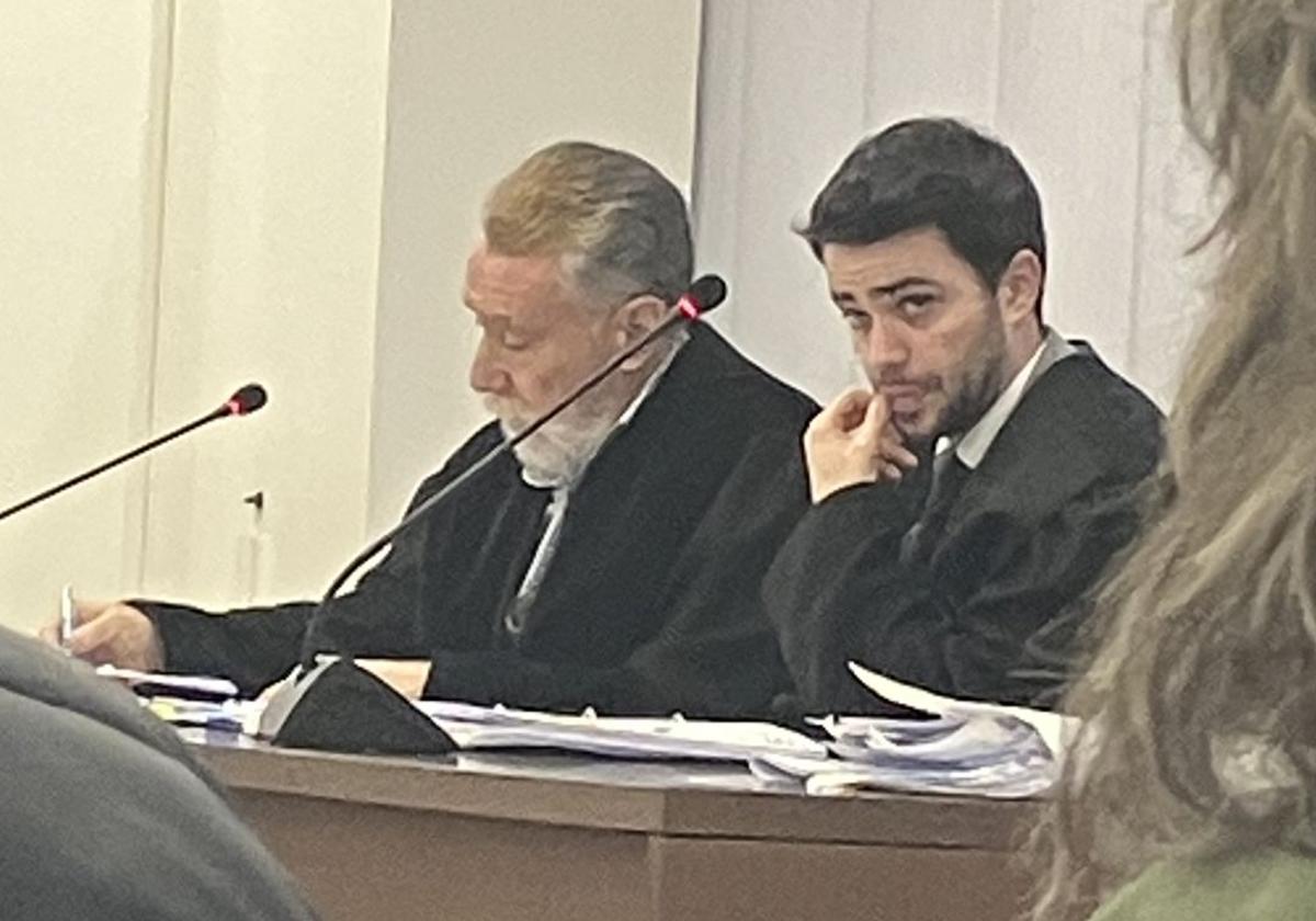 El letrado Marcos García Montes, a la izquierda, durante la vista oral en la Audiencia de Palencia.