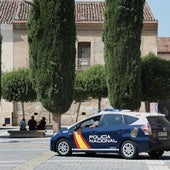 Un coche de la Policía Nacional patrulla por la plaza de la Inmaculada.