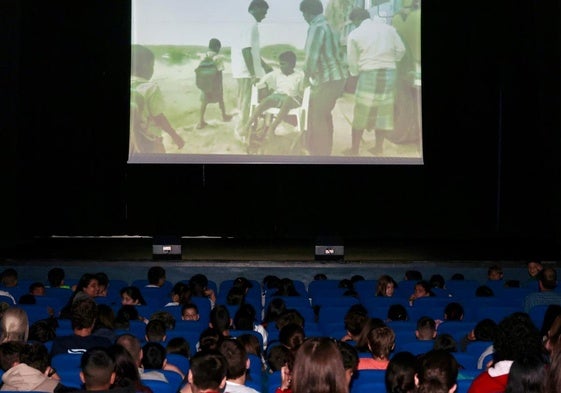 Los alumnos de los centros de Pajarillos durante la proyección del documental 'Camino a la escuela'.
