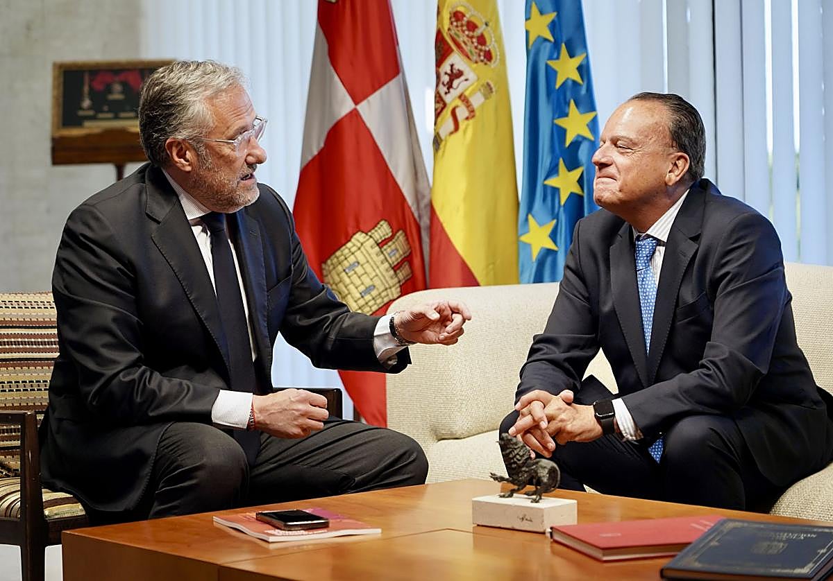 El presidente de las Cortes, Carlos Pollán (izquierda), este martes junto al presidente del Consejo de Cuentas, Mario Amilivia.