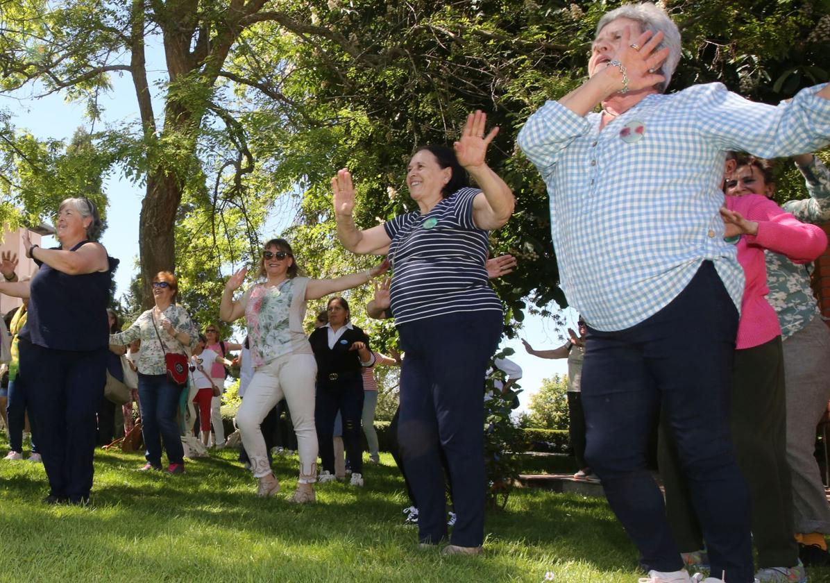 Un grupo de mujeres se diveirte danzando al ritmo de la música.