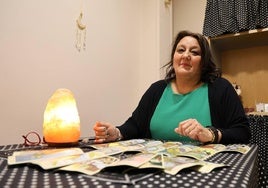 Ana Belén Valtierra, con la baraja rider que utiliza en su servicio de lectura de las cartas en su tienda de calle Labradores