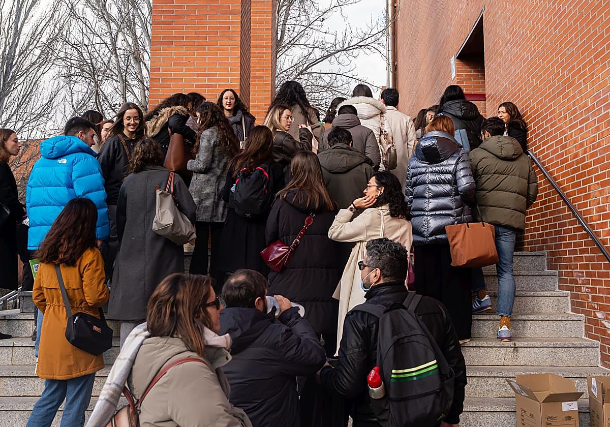Espera de los aspirantes para entrar al examen MIR a principios de año, en Valladolid.