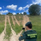 Un agente de la Guardia Civil realiza labores de vigilancia en la zona.