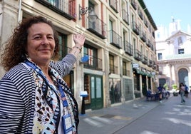 La guía turística, Inés Retortillo, muestra la iglesia de la Vera Cruz desde la calle Platerías de Valladolid
