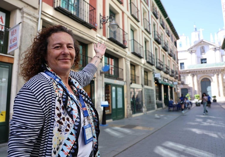 La guía turística, Inés Retortillo, muestra la iglesia de la Vera Cruz desde la calle Platerías de Valladolid