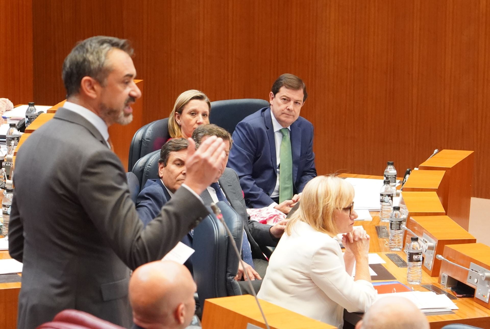 Alfonso Fernández Mañueco (PP) observa a David Hierro (Vox) durante su intervención.