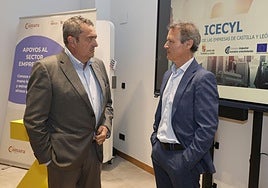 El presidente de la Cámara de Comercio de Palencia, Conrado Merino, conversa con el director de ICECYL, Carmelo Seco.
