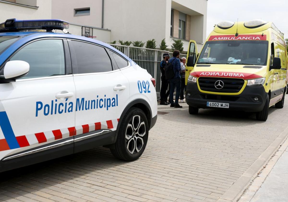 Agentes de la Policía Municipal y sanitarios intervienen en el lugar de los hechos.