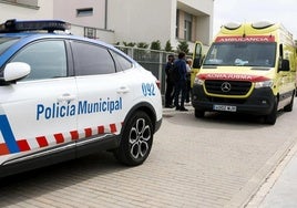 Agentes de la Policía Municipal y sanitarios intervienen en el lugar de los hechos.