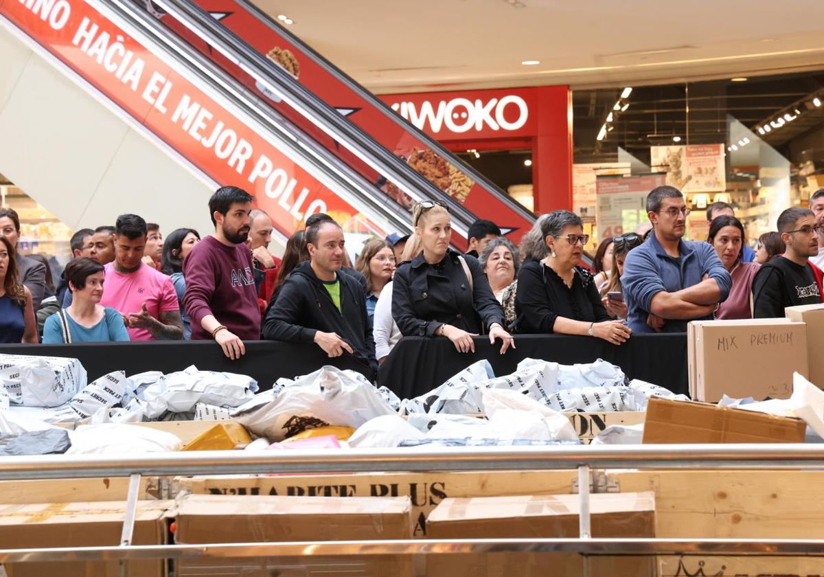 El furor de los paquetes sorpresa llega a Valladolid: «Vengo buscando una tablet»