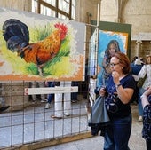 El público recorre el claustro de la Catedral para ver las obras.