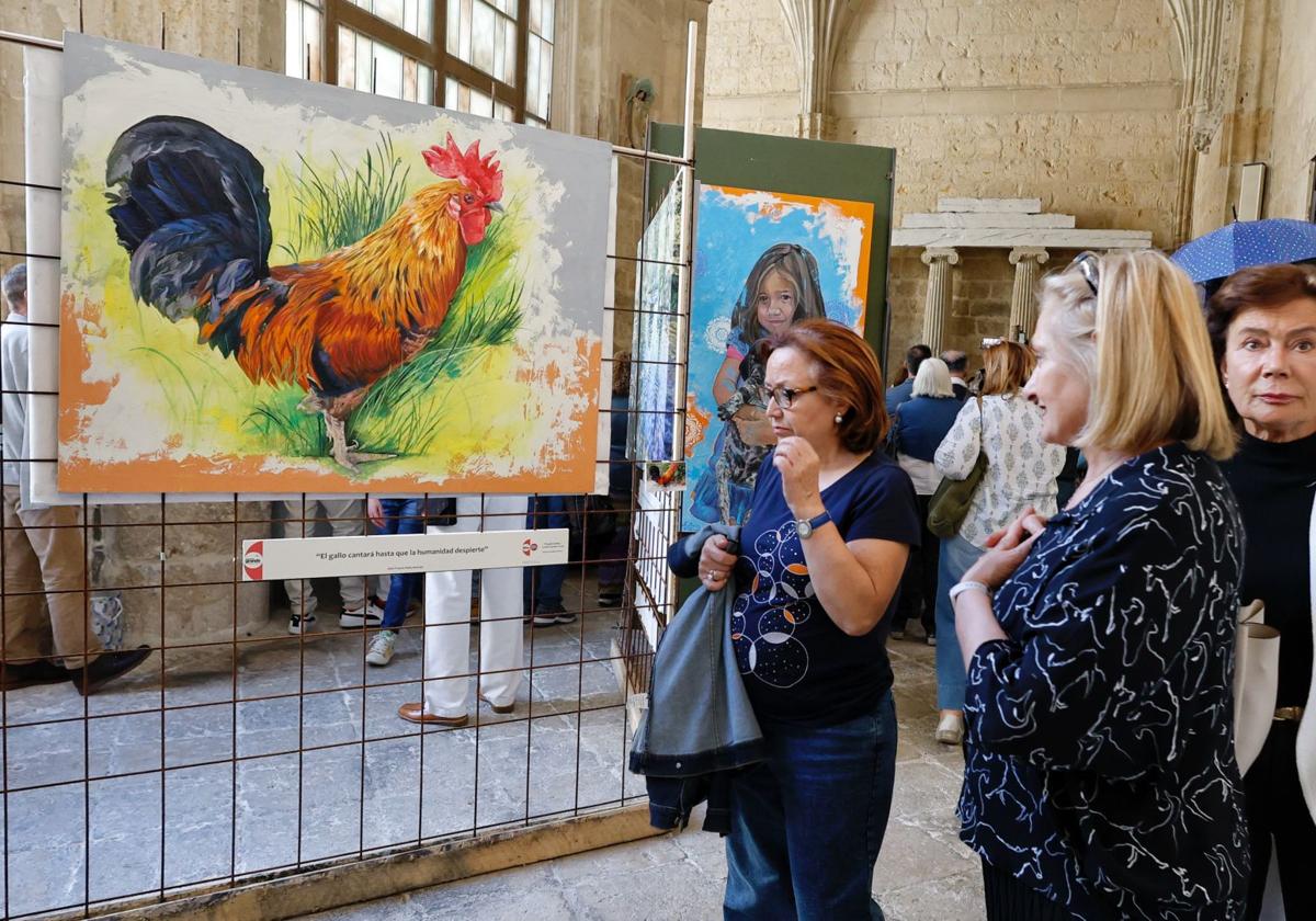 El público recorre el claustro de la Catedral para ver las obras.