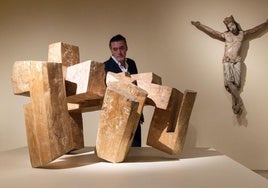 Miguel Zugaza, director del Museo de Bellas Artes de Bilbao, institución que presta alguna obra, observa piezas de la muestra.