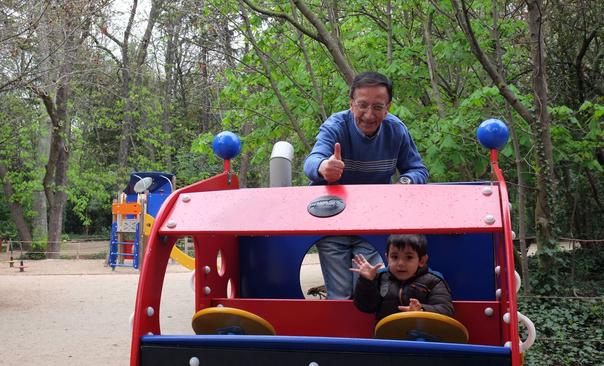 Ramón García con el niño Gael en el Campo Grande