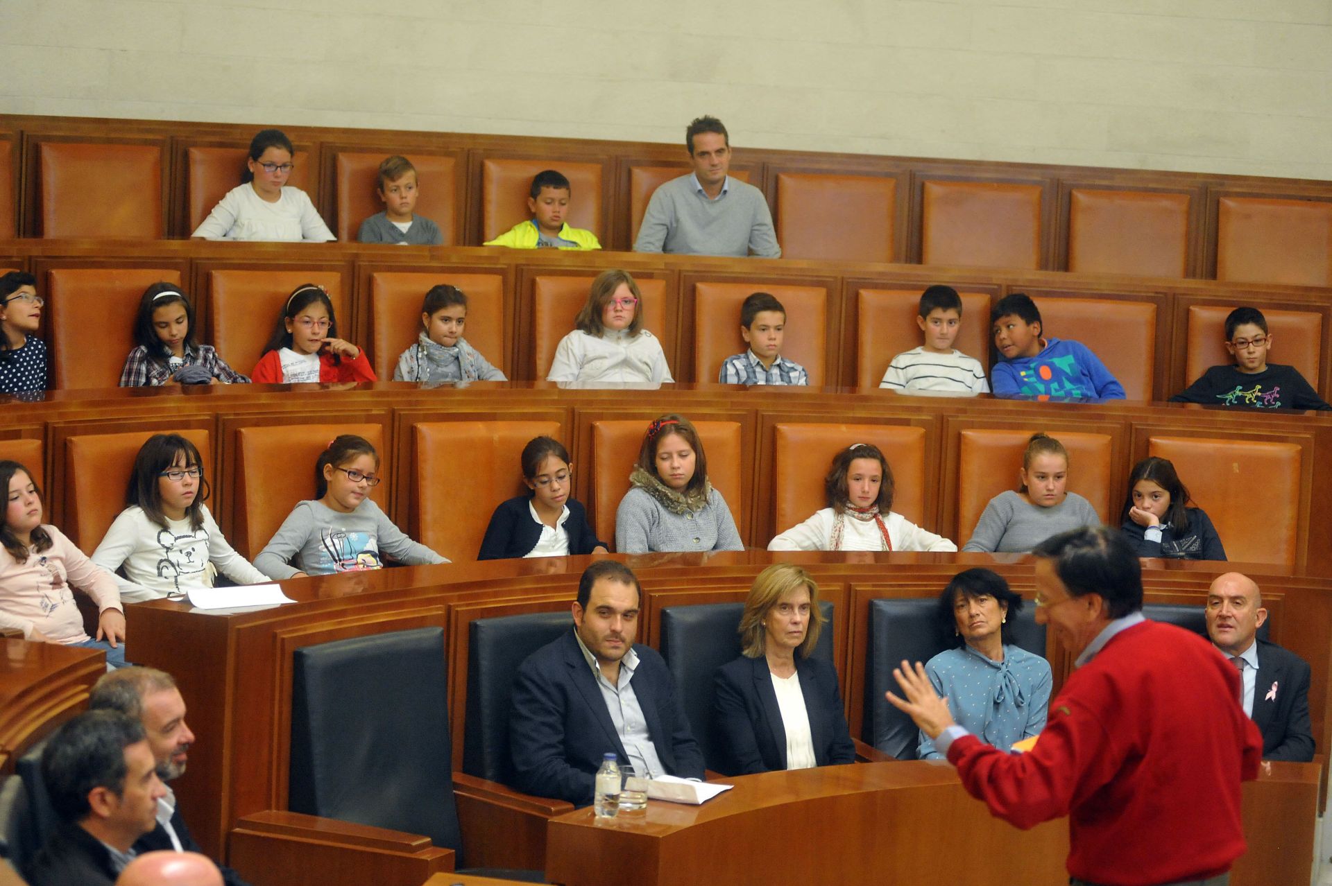 Ramón García en el Castillo de Fuensalda durante una charla con escolares