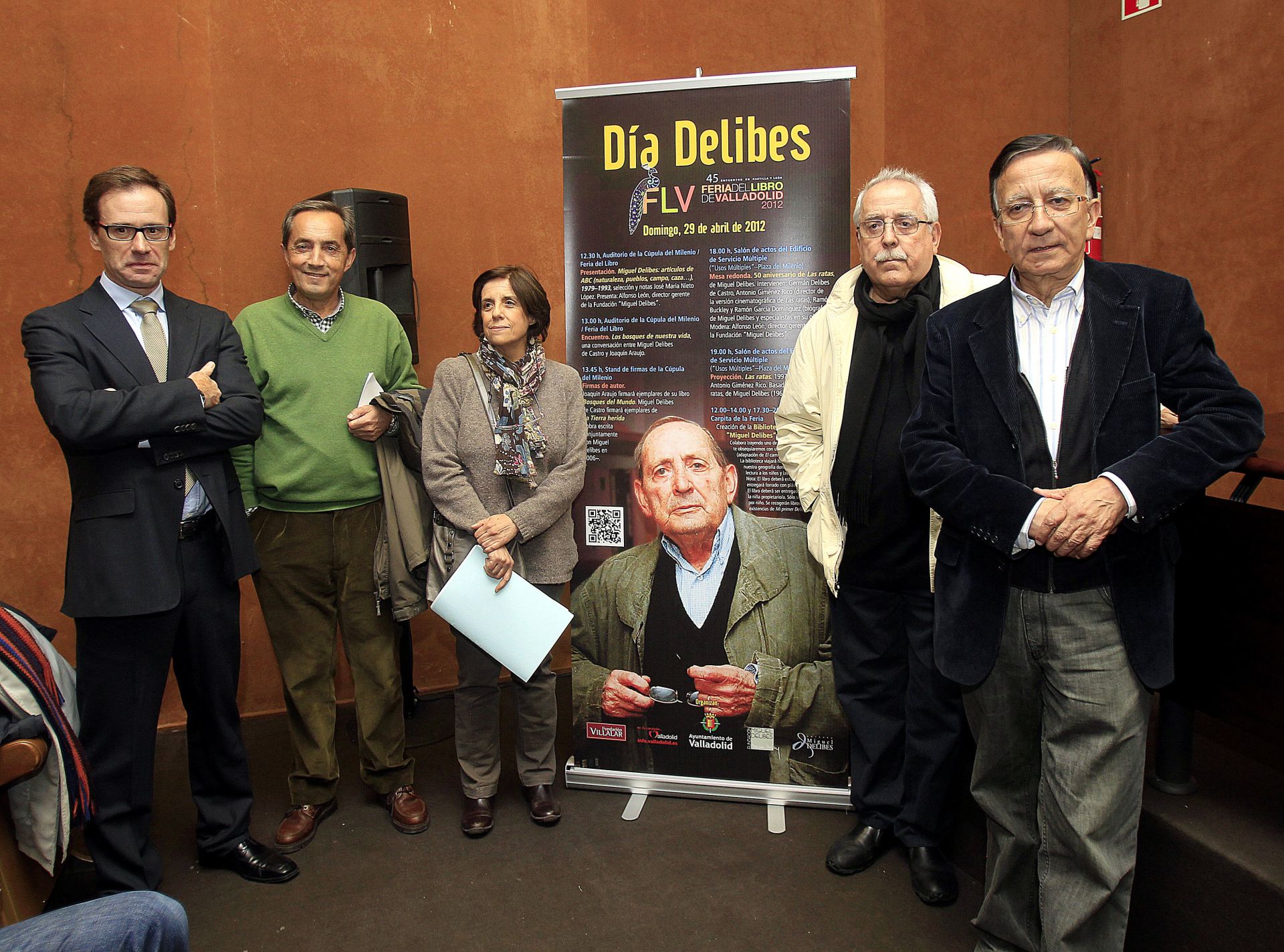 Alfonso León, Germán Delibes, Amparo Medina, Antonio Giménez Rico y Ramón García durante el día de Delibes en la Feria del Libro de 2014