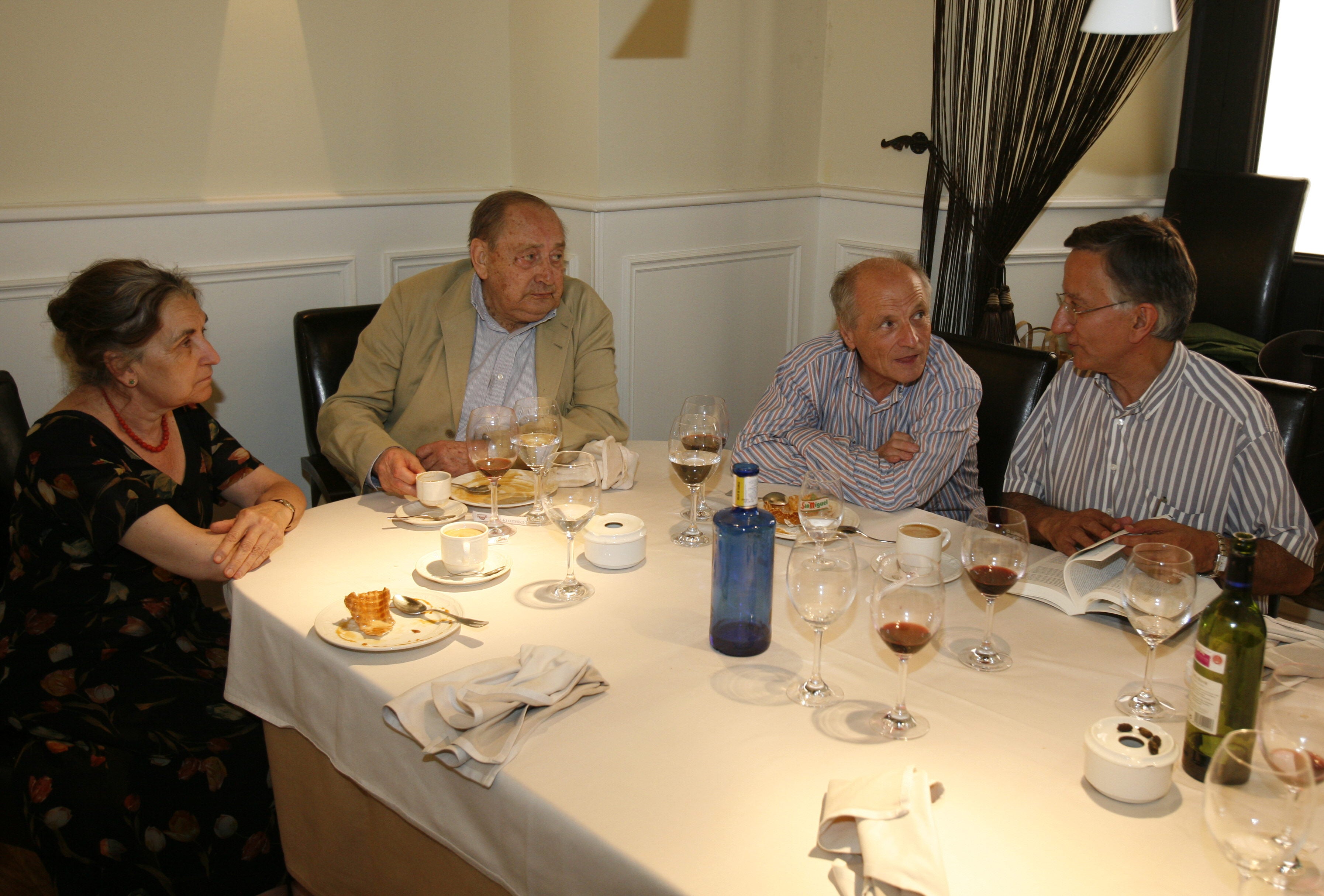 María Moreno, Miguel Delibes, Antonio López y Ramón García, compartieron almuerzo en el restaurante Santi después de que el escultor Antonio López tomara medidas a Miguel Delibes para realizar un busto 2006