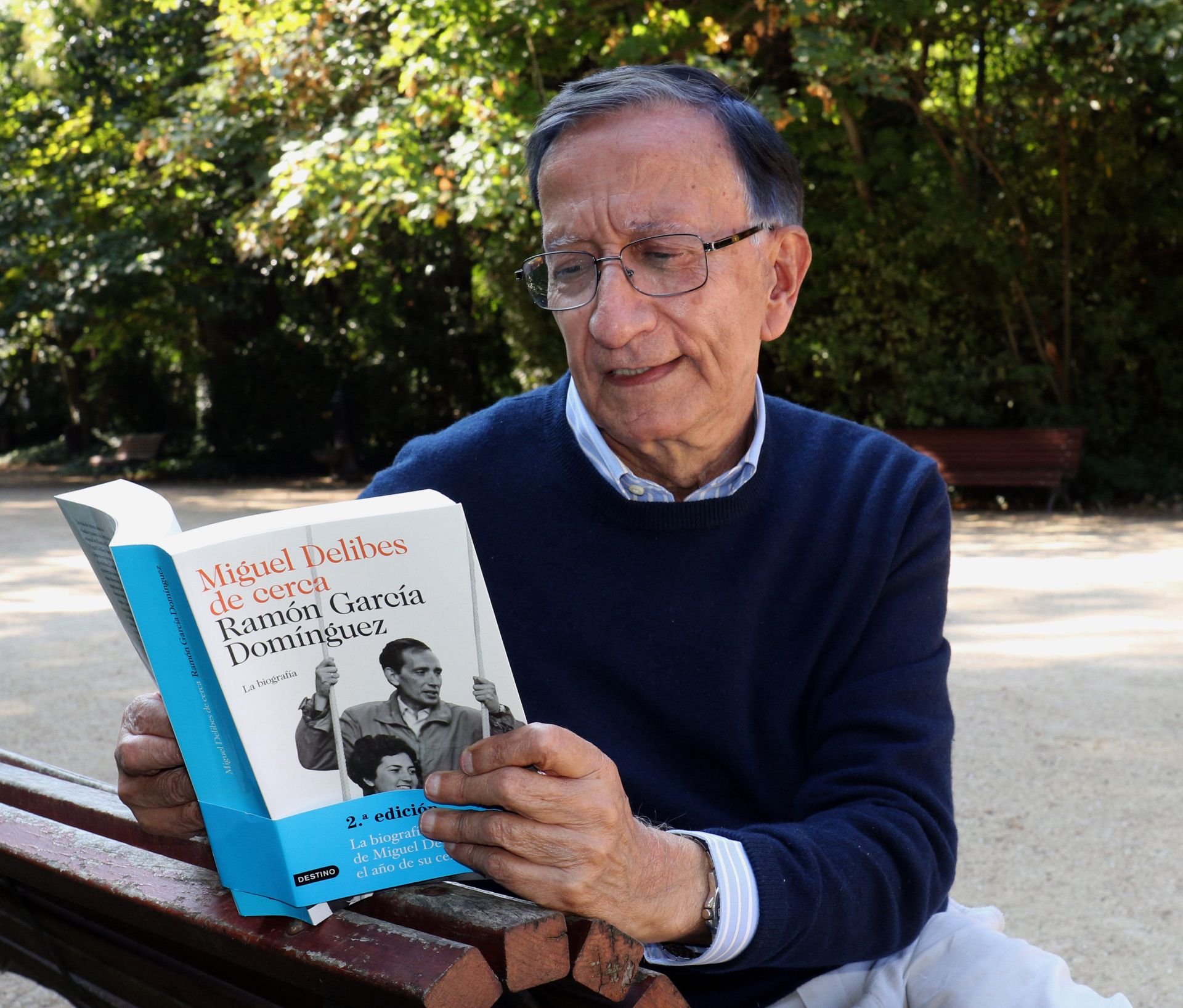 Ramón García posa en El Campo Grande para presentar su libro Miguel Delibes de cerca