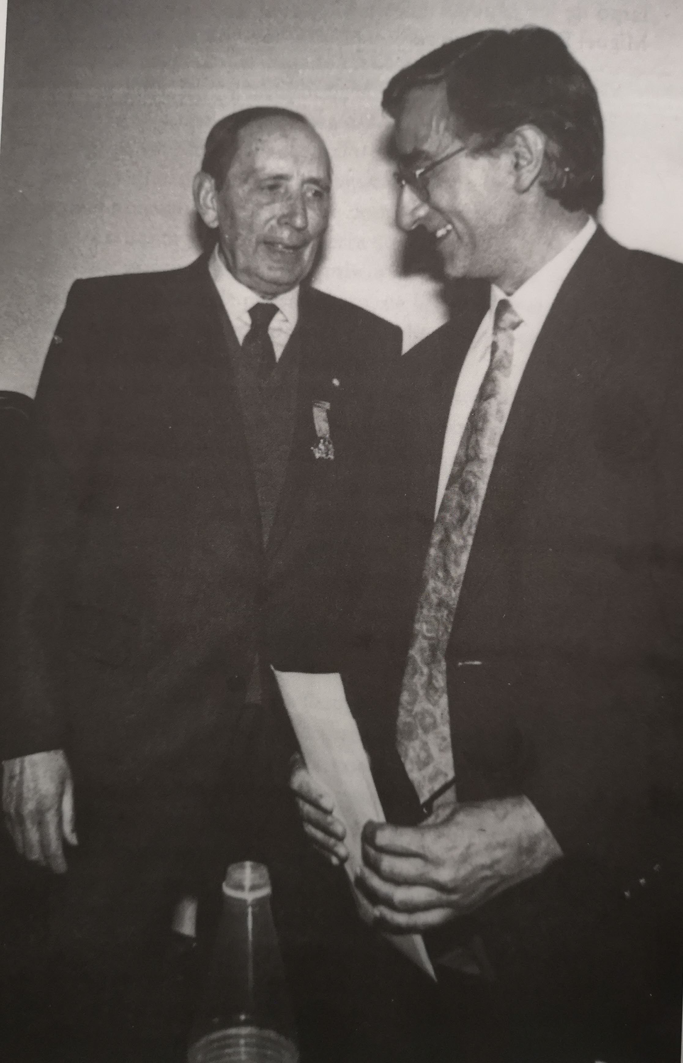 Ramón Garcia, a la derecha, junto a Miguel Delibes el día en el que el escritor recibió la medalla de la provincia.
