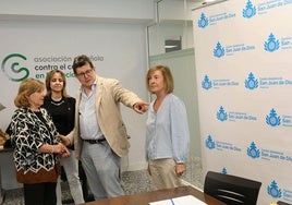 El director de San Juan de Dios, Mariano Cortés, con la presidenta de la AECC, Rosa Andrés, a la izquierda, la enfermera Mónica Merino y la psicóloga Conchi Gutiérrez.