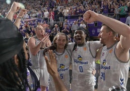 Los jugadores se felicitan tras ganar este domingo pasado al Obradoiro y lograr el billete a la Final Four.