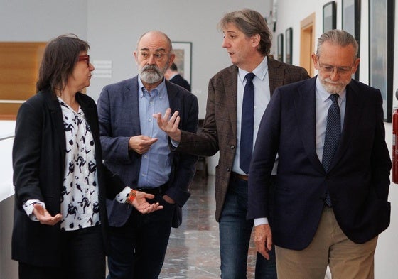 Martínez, segundo por la derecha, ayer en la presentación del congreso de Antonio Machado.