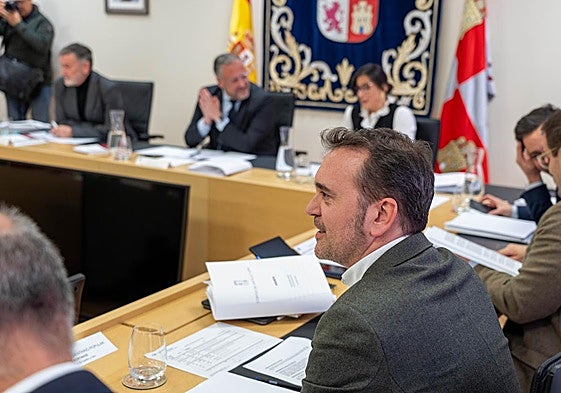 El portavoz del PP, Ricardo Gavilanes, en una reunión de la Junta de Portavoces de las Cortes presidida por Carlos Pollán.