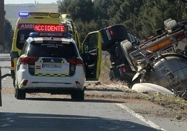Guardia Civil y una ambulancia junto al camión volcado este miércoles en la CL-605.