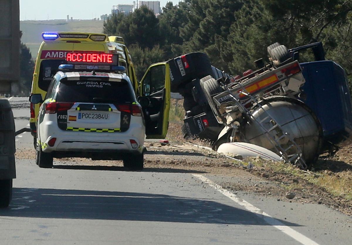 Guardia Civil y una ambulancia junto al camión volcado este miércoles en la CL-605.