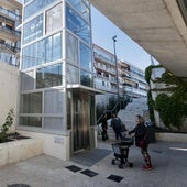 Una usuaria espera el ascensor de Pilarica para subir hasta la calle Salud.