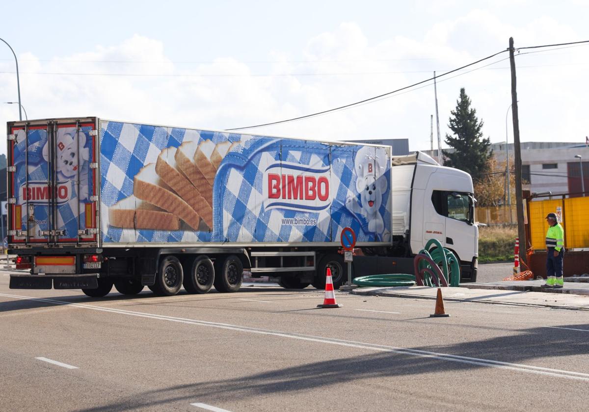 Un camión de Bimbo accede a lo que fue la fábrica de la compañía en el polígono de San Cristóbal de Valladolid hasta el 30 de diciembre del año pasado.