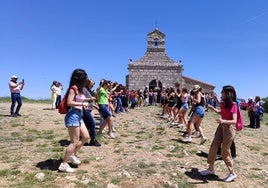 Jotas en la pradera en honor a la Virgen.