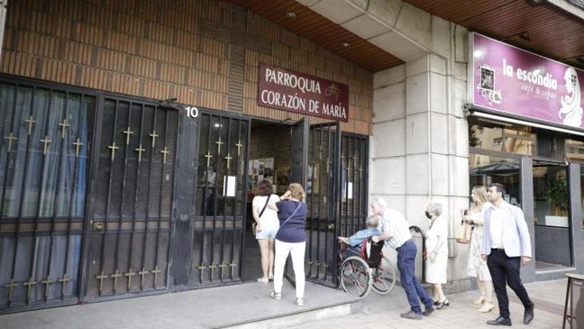 Imagen después - Entrada al supermercado DIA y aspecto anterior (en 2022) del mismo acceso cuando aún acogía la parroquia del Inmaculado Corazón de María.