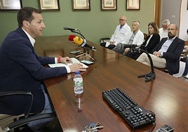 Javier Arellano, con parte de su equipo en primera fila, explica el paso a la Fundación.