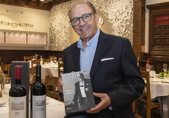 José María muestra sonriente el libro, editado por Planeta y escrito por el periodista Carlos Álvaro.