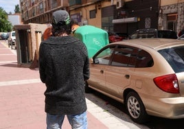 El hombre maniatado y liberado por la Policía Municipal, delante de su coche en la calle Celtas Cortos.