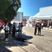 Concentración de trabajadores de Motherson en Rioseco antes la puerta principal de la planta